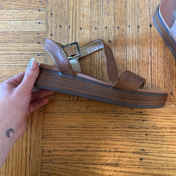 Platform heeled sandles - Picture 2 of 3